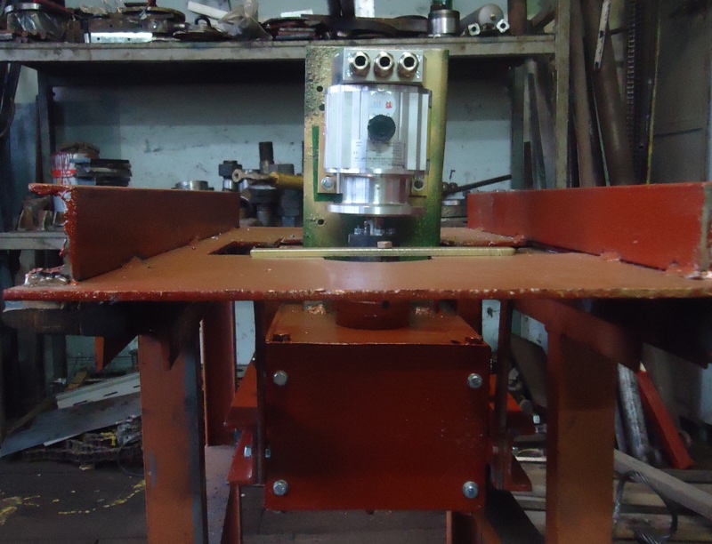 Here is another view of the reducer and encoder that are mounted on the stand.