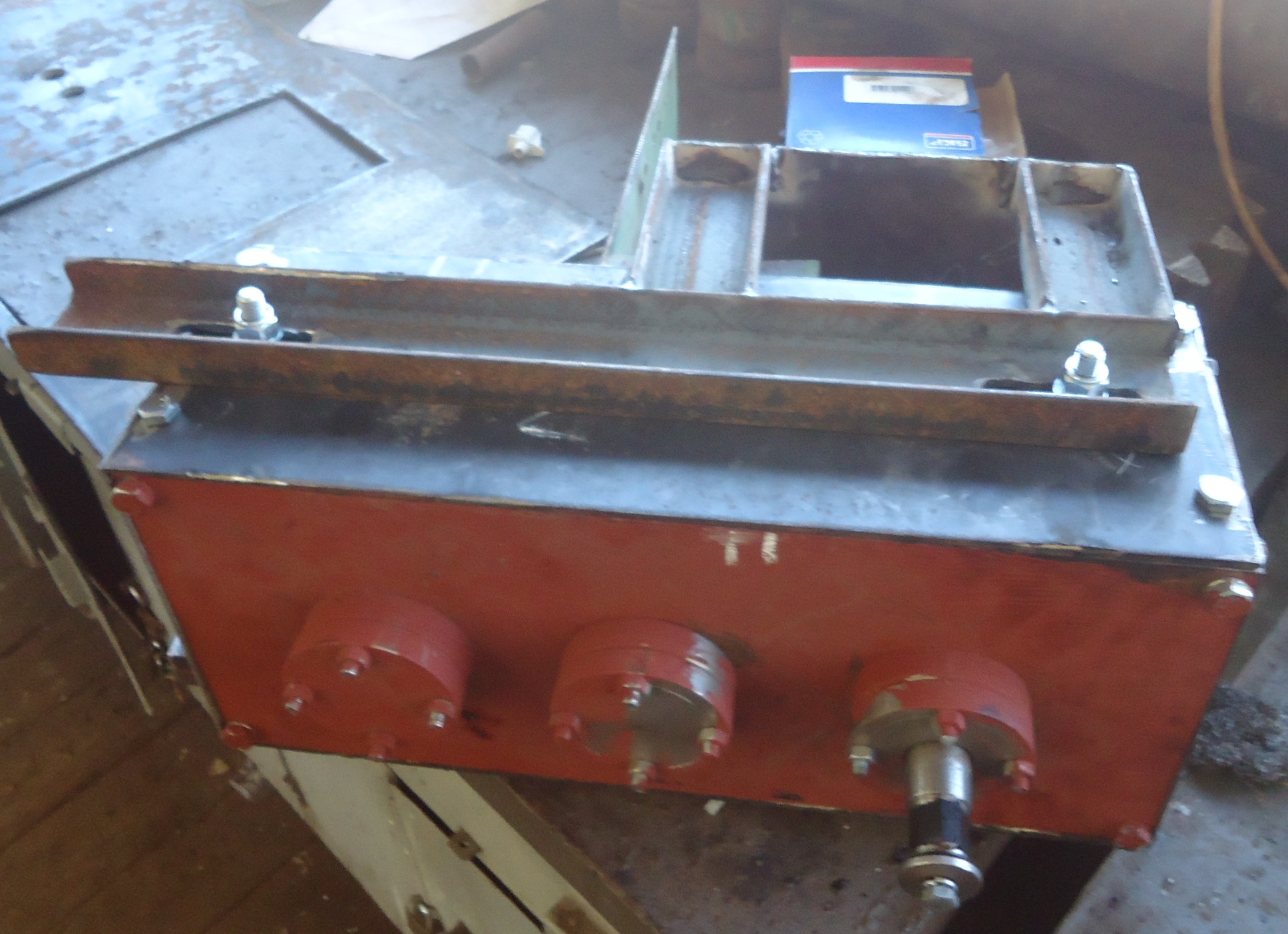 The side covers contain brackets with a groove for possible bracing (axial movement during installation