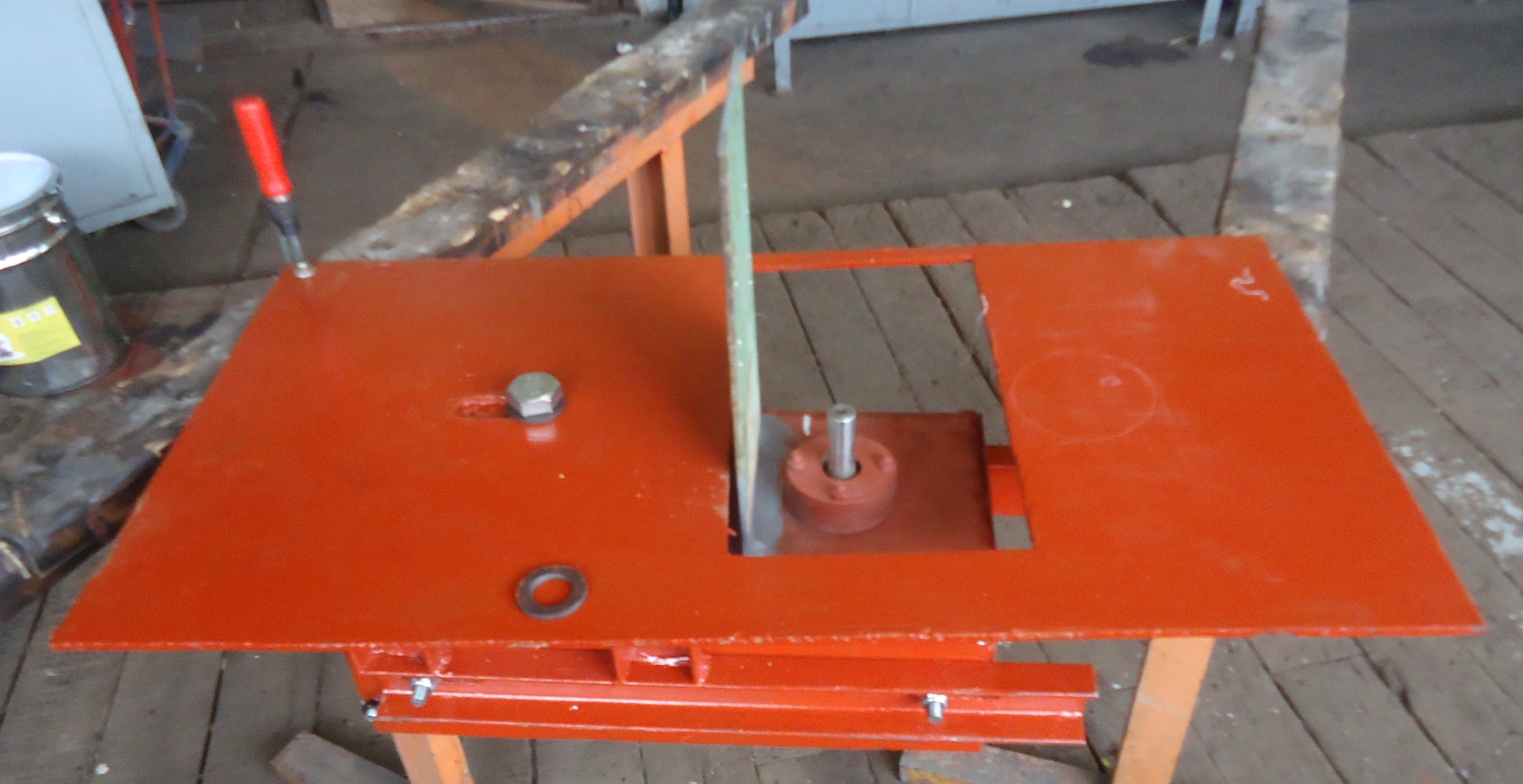 The green plate serves as the encoder support, the output shaft of the reducer can be seen 