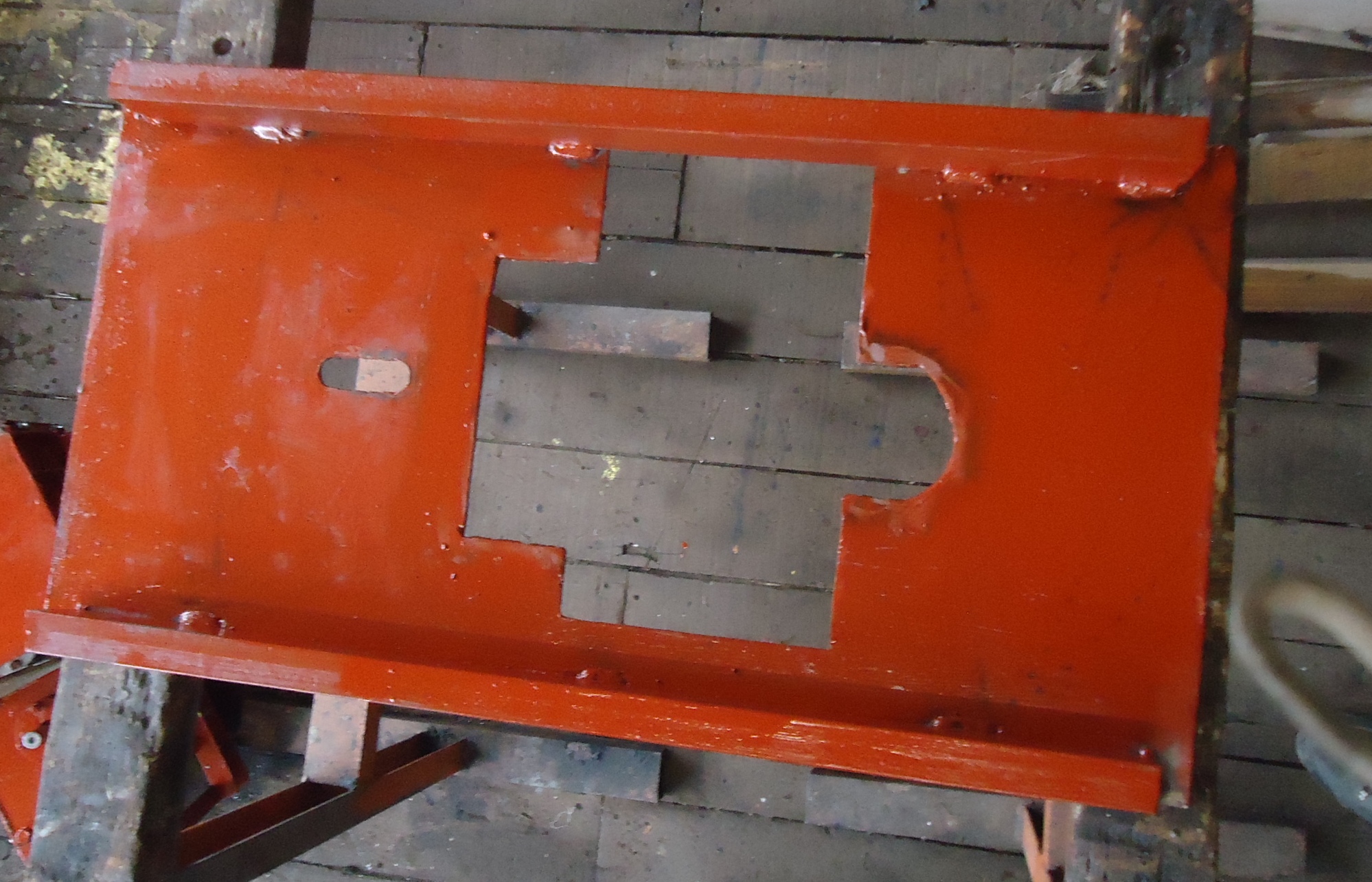 The final stand looks like this; you can see the semicircular slot for fixing the rear part of the reductor.