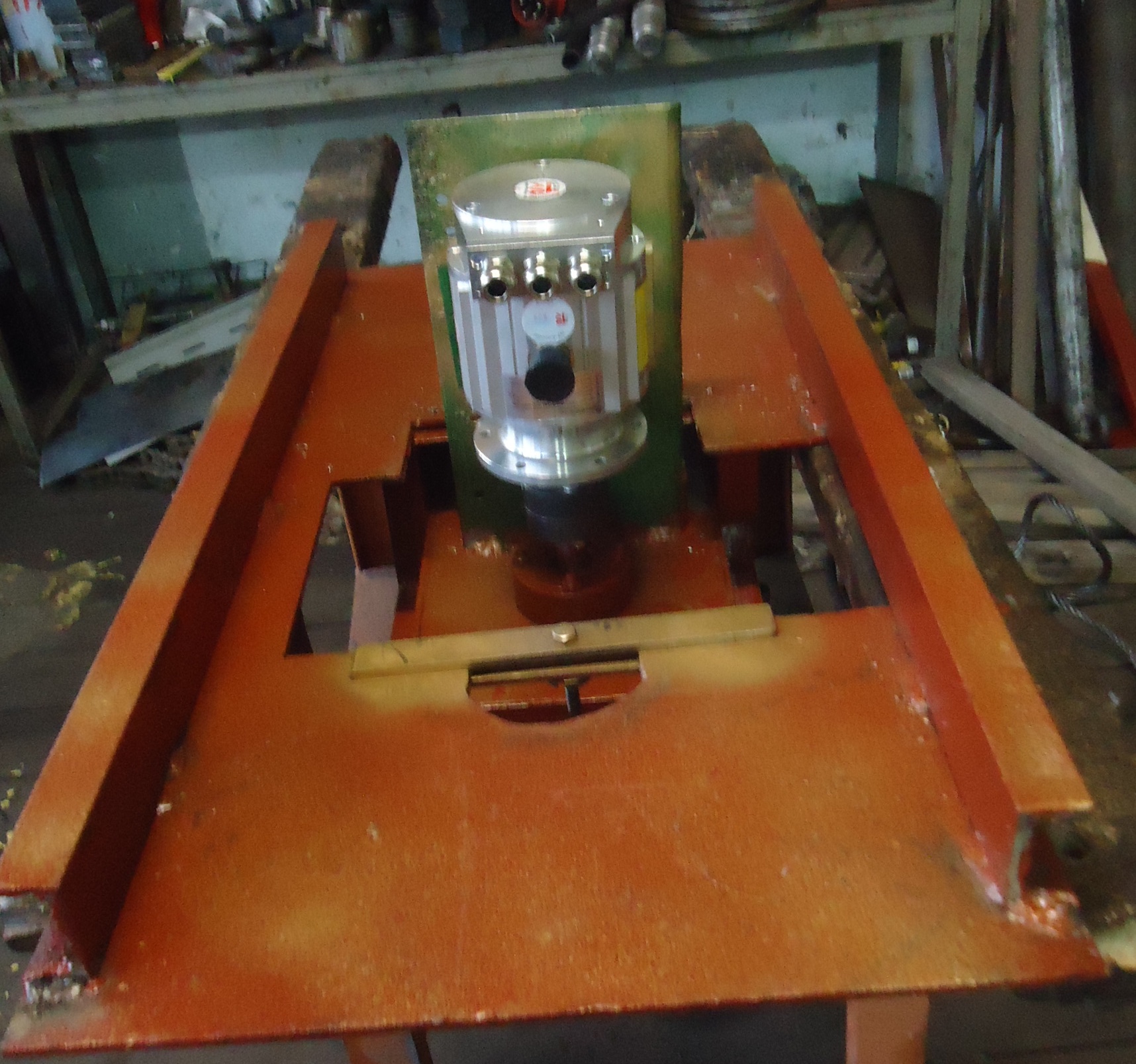 The stand finally looks like this, you can see the semicircular slot for fixing the rear part of the reducer